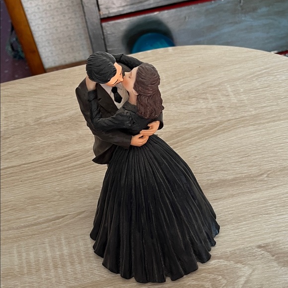 Scarlet O’hara and Rhett Butler Elegant Couple Figurine - Picture 2 of 3